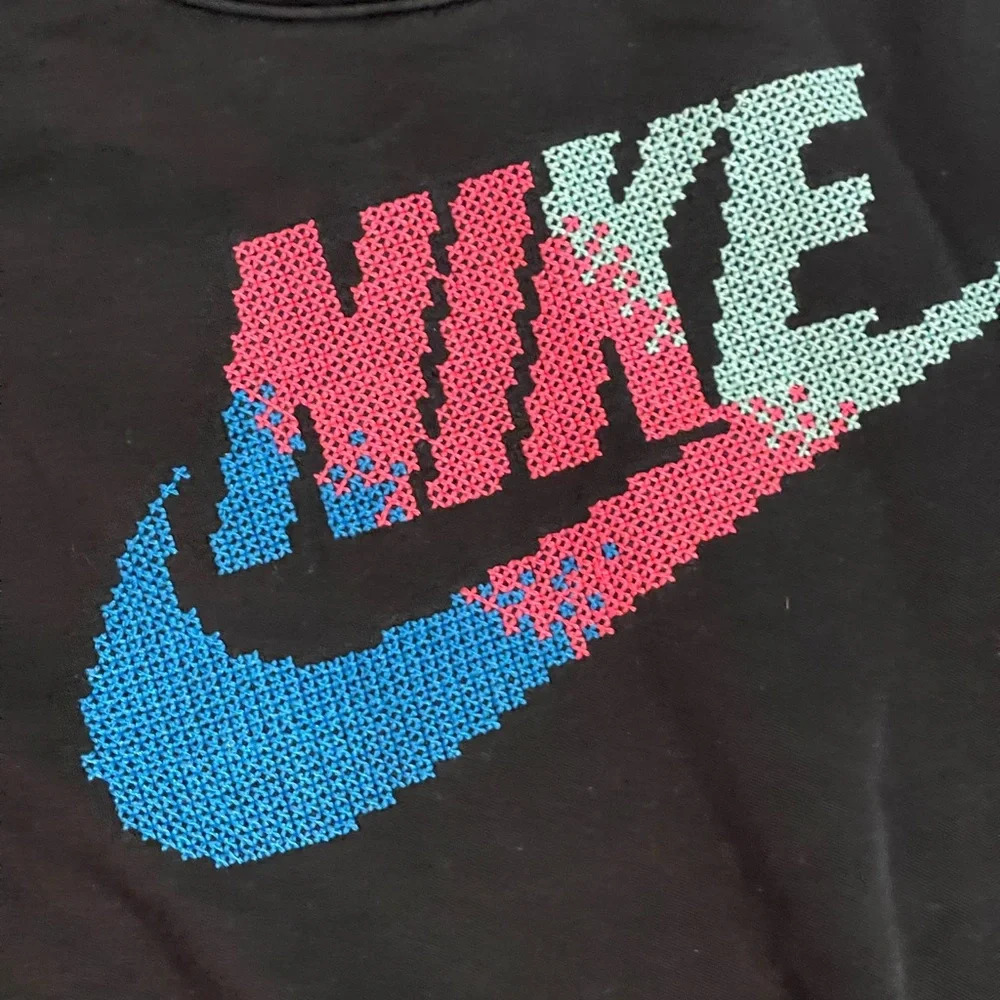Nike Sportswear Sz MEDIUM Print-Logo swoop Cropped Sweatshirt Black super cute! - Picture 2 of 7
